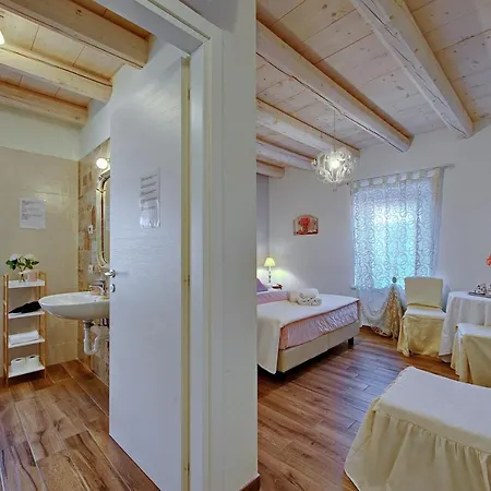 Affittacamere Rossella Con Piscina 4*